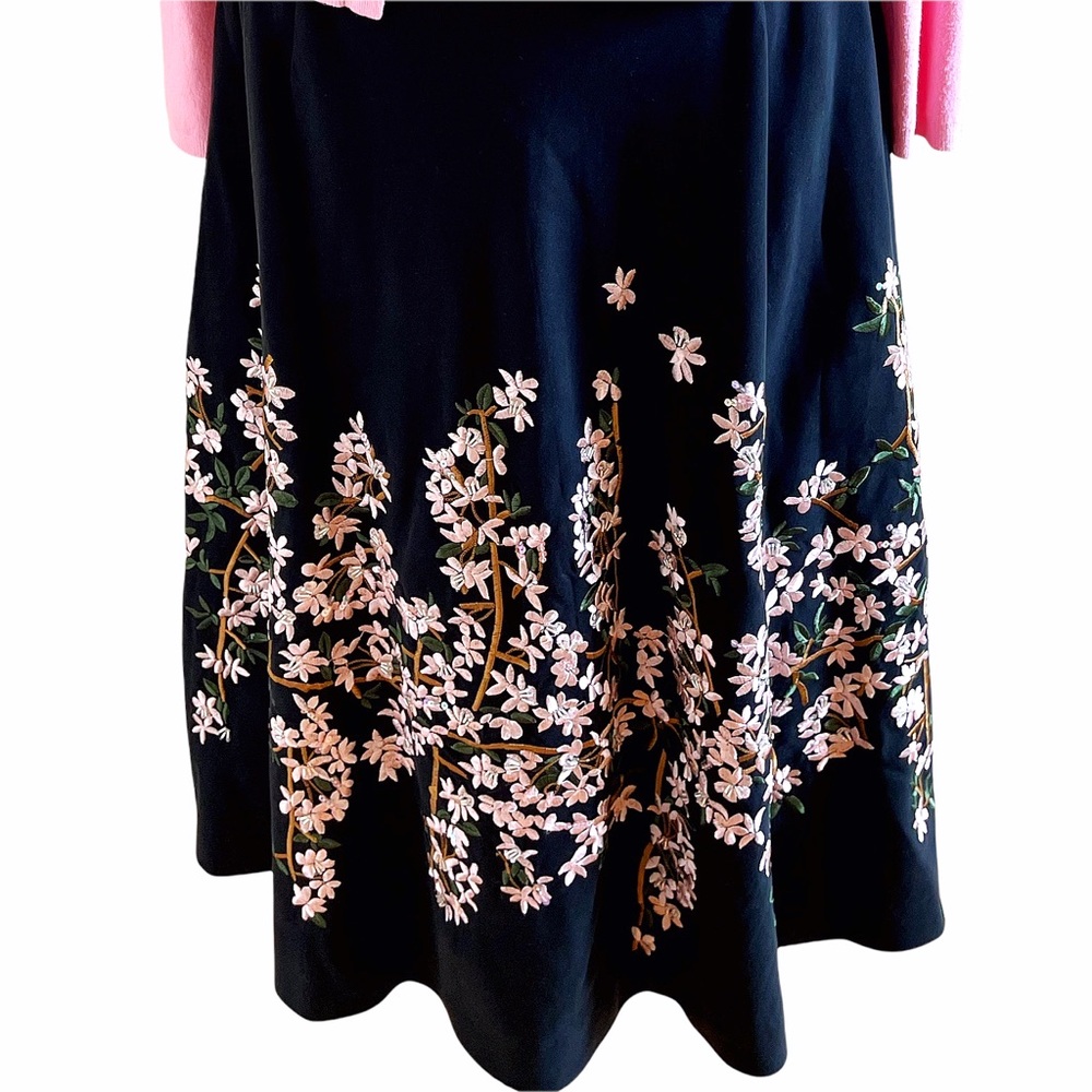 NWOT. Neiman Marcus black skirt with embroidery. Size 8